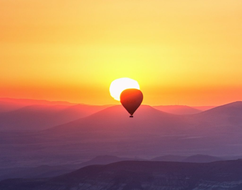 Heißluftballon vor Sonnenuntergang