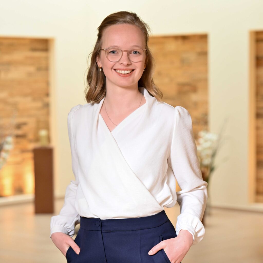 Junge Frau mit Brille Porträt