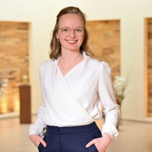 Junge Frau mit Brille Porträt