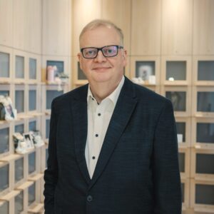 Mann mit Brille und Anzug Porträt