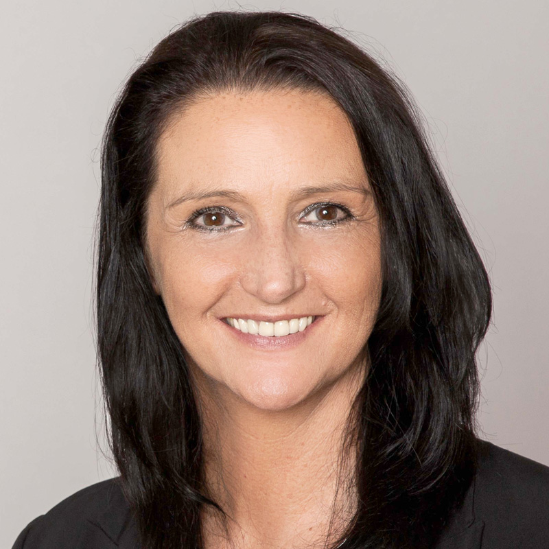 Frau lächelt in Kamera